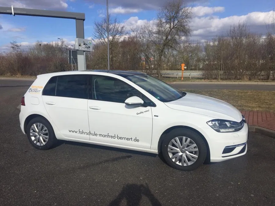Das Fahrschulauto der Fahrschule Bernert, ein VW Golf