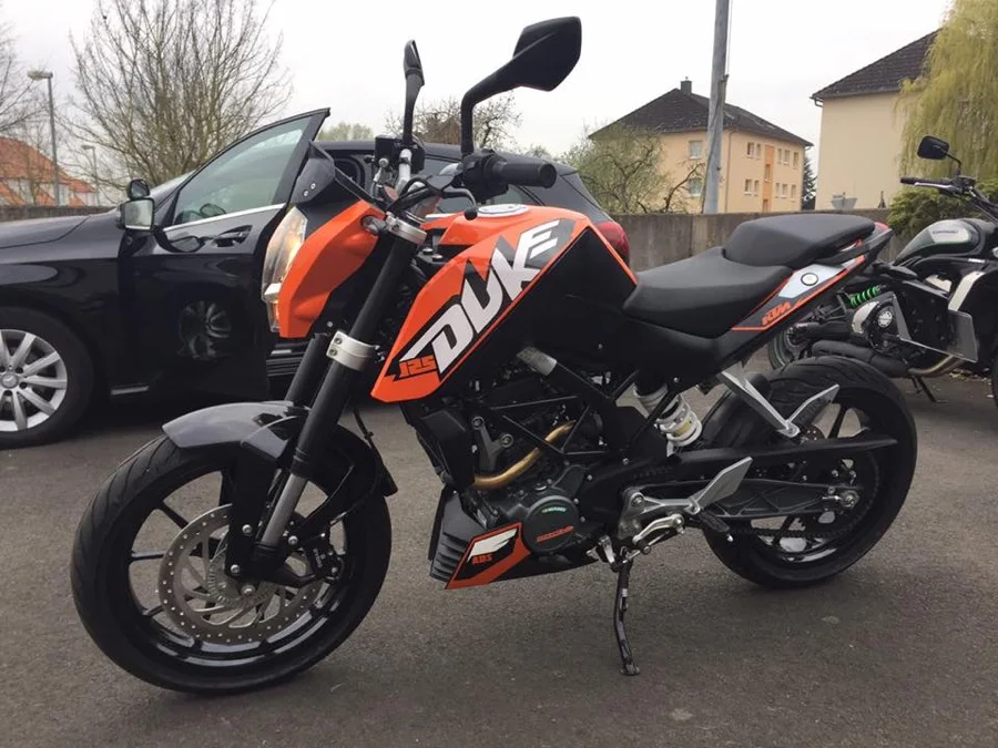 Ein Ausbildungsmotorrad der Fahrschule Bernert, eine KTM Duke 125