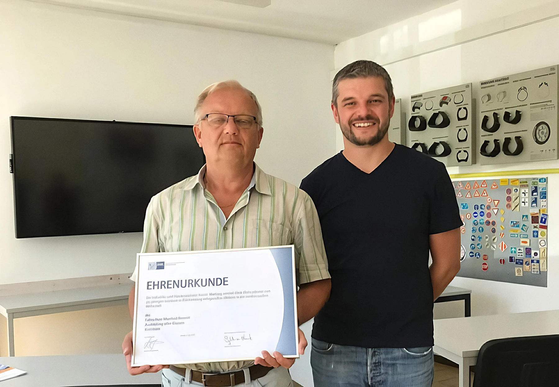 Zwei Generationen der Fahrschule Bernert: Gründer Manfred Bernert und Inhaber Johannes Völker im Theorieraum
